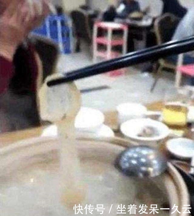 火锅店|美女火锅里吃出避孕套,老板免单赔钱,看了监控后警察带走了她