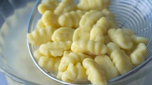  劲道|面条别再手擀了，用4根筷子做面，不用擀不用抻，劲道弹牙超过瘾