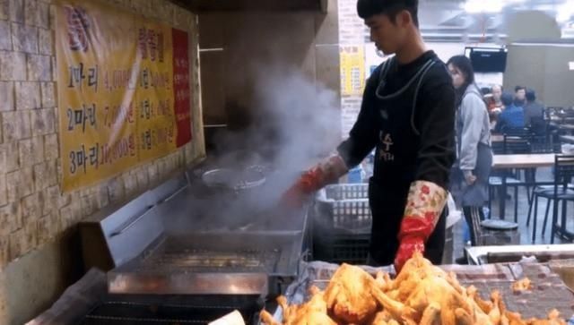 甩卖|年轻小伙甩卖“炸鸡”,15元一只,顾客排长队,邻摊谁吃谁傻