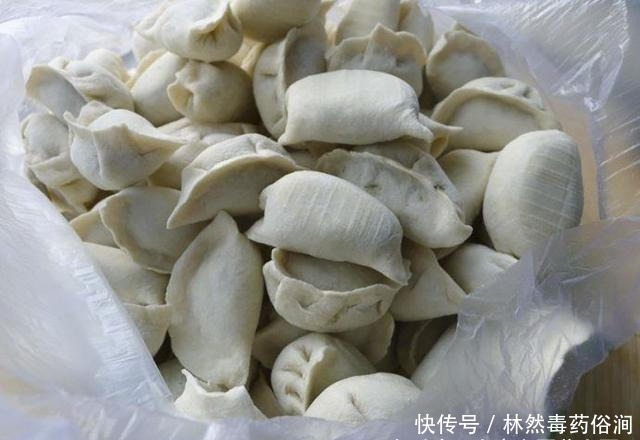 下锅|煮冻饺子时,最忌水开下锅,记住3点,鲜香不破皮和现包的一样