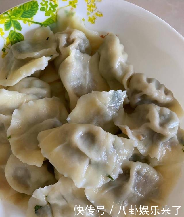 饺子|岳云鹏晒午餐,一桌子下酒菜和饺子,获7万多赞,网友真接地气