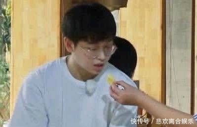  菠萝|黄磊喂我们菠萝，但因为一个细节而受到质疑。厨师不知道这个问题？