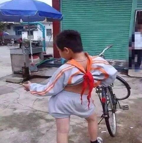 师傅|搞笑图片幽默段子笑话:孩子,你咋这样穿校服呢,也是够奇特的