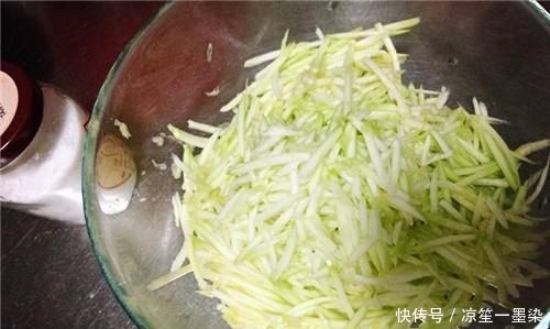 分钟|此菜才2元一斤,做成饼,隔几天就吃一次,5分钟搞定!做法简单