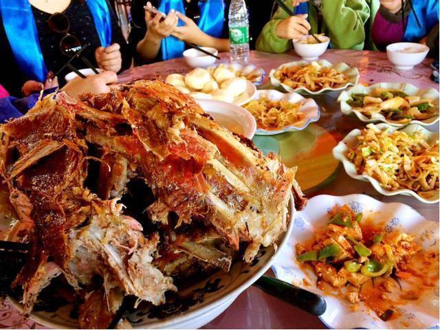 烤全羊|朋友请吃烤全羊,却只点了一份,原本以为小气,菜上后“傻眼”了