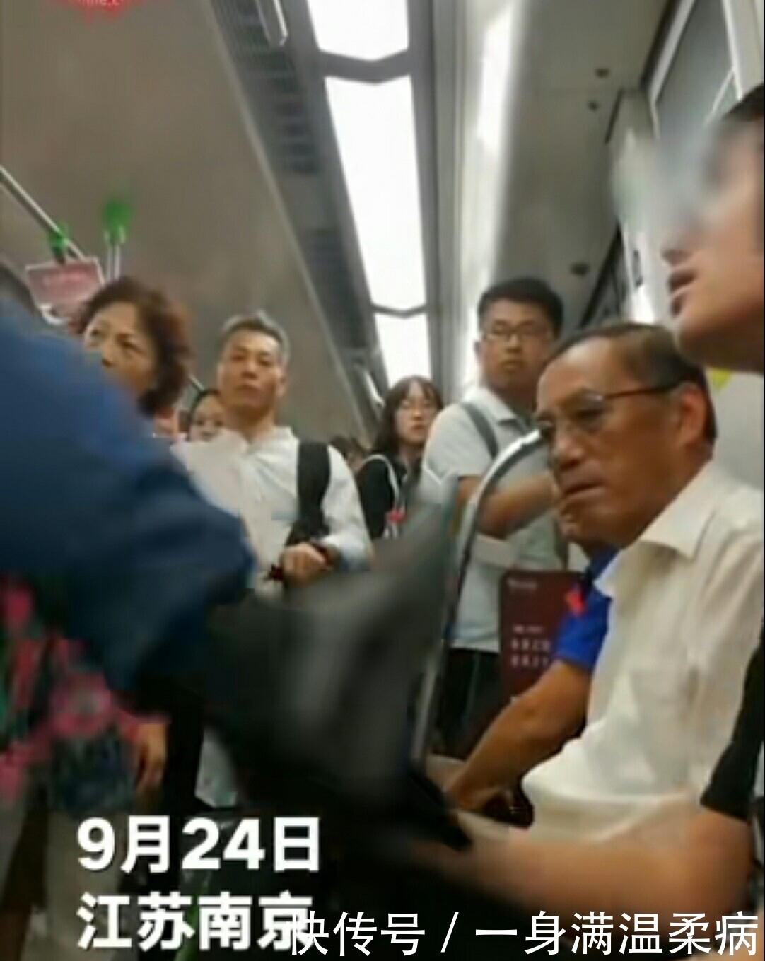 男孩|男子让座给老人后猛踹身旁男孩，直呼：我比你大，您干嘛不让！