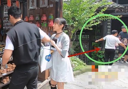 录制|为录制《中餐厅》,工作人员赶走周围游客,不料被镜头无意拍到