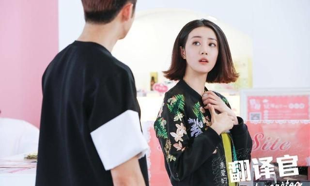 杨幂|与杨幂解约后空窗2年,和昔日同事同台PK,她被指成“背景板”