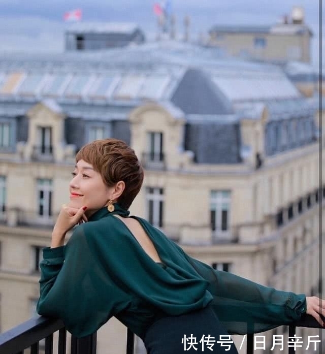  马伊|马伊琍简直是“气质女神”，墨绿色雪纺衫配半裙，尽显知性优雅感！