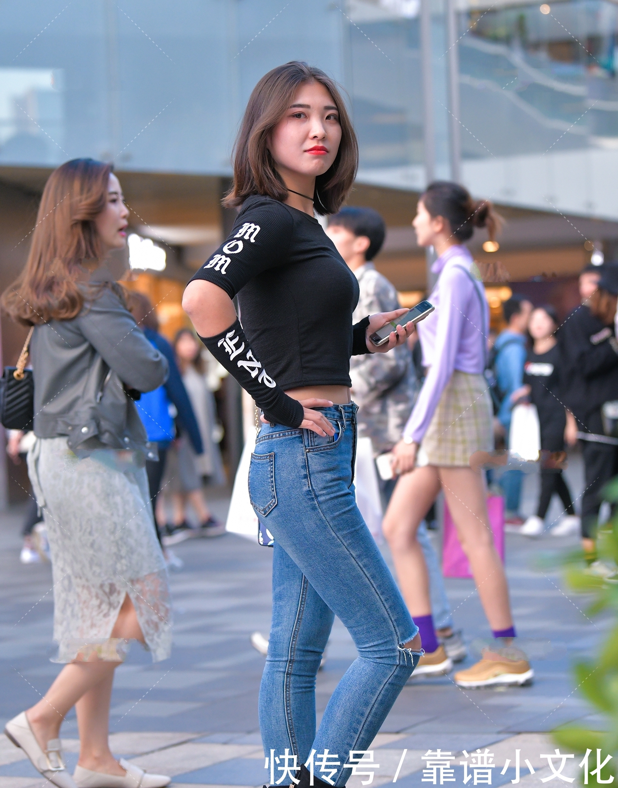  舒适|黑色莫代尔上衣搭配牛仔裤，舒适透气，独特设计更显青春活力