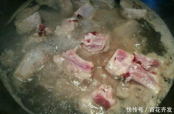 做法|为什么排骨焯水后又腥又柴看完大厨的做法才明白,原来水用错了