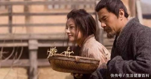 大臣|皇帝暴毙，大臣要求皇后一起殉葬，皇后听完砍下一只手，丢进棺材