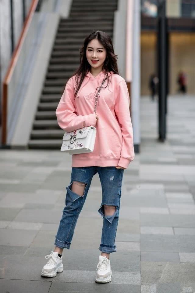 时尚|街拍:面带微笑的美女,长裤搭配休闲开衫,让你轻松展示魅力身姿