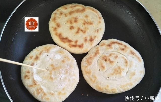 省油|发面烙饼,我有妙招,既省油又暄软,外酥里嫩凉了不会硬!