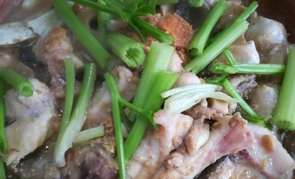 小心|不小心被鱼刺卡到喉咙,教你1招,比喝醋还好,让鱼刺自己跑出来