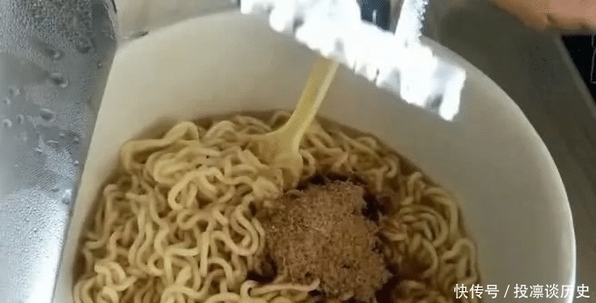 忽视|泡康师傅时,很多人忽视了这个环节,所以泡出的方便面才难吃