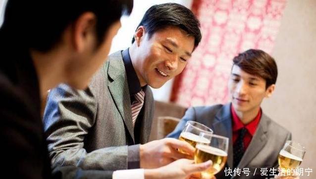 半夜醒来|为什么有人喝完酒半夜起来找水喝,有那么渴吗?看完解释,明白了