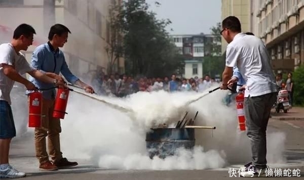  摩天|太吓人！48层摩天住宅楼燃起大火烧成火柱，已致7人受伤！