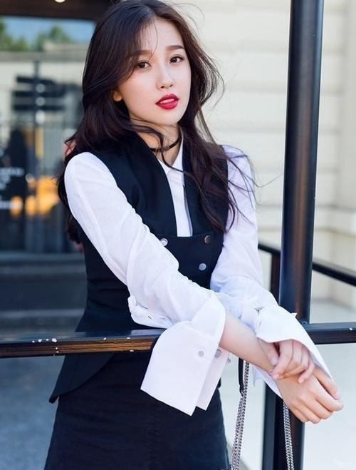 低头|Ella无语蔡徐坤全程低头,虞书欣表现让两位尴尬病又犯了