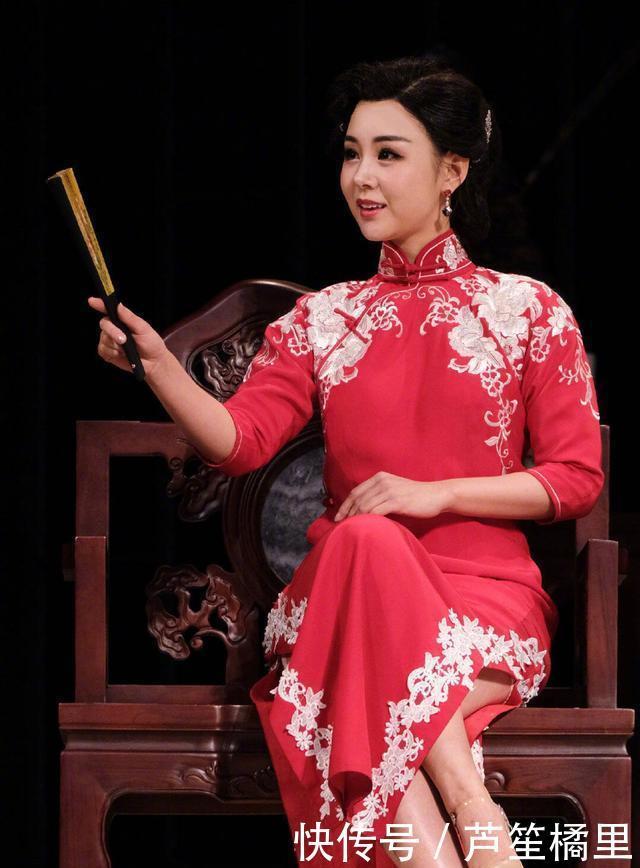 旗袍|李小萌气质真惊艳,开叉改良旗袍凹出“花瓶身材”,王雷娶到宝了