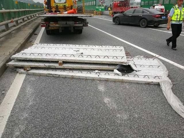 水泥板|一脚急刹车,天降“巨物”横扫高速,六辆车被砸中