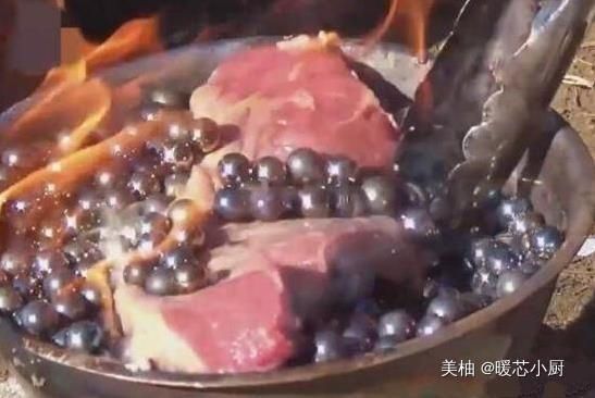 小吃|大叔卖“黑珠子小吃”,80元一盘,做的没卖得快,都等着急了