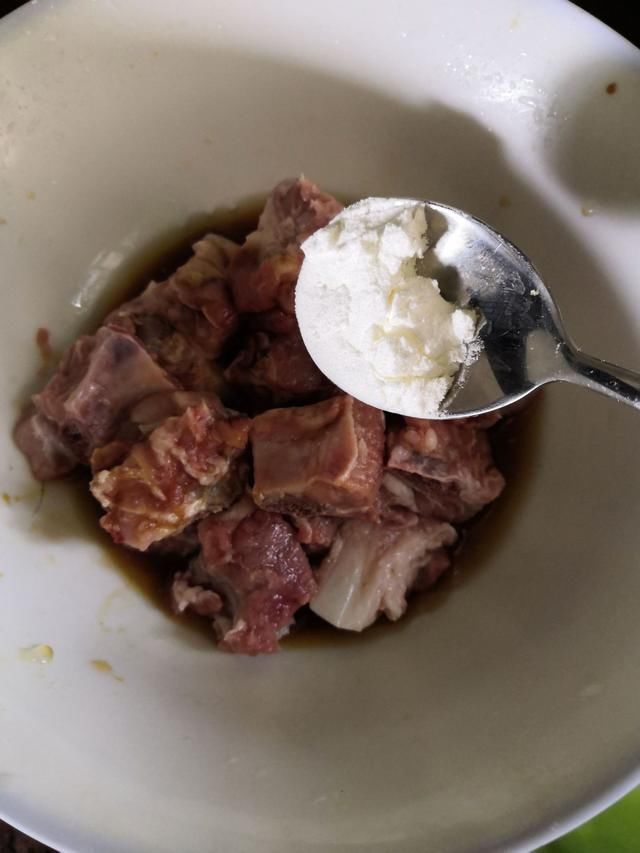 错水|排骨焯水后为什么又腥又柴看了大厨老爸的做法,原来是用错水了