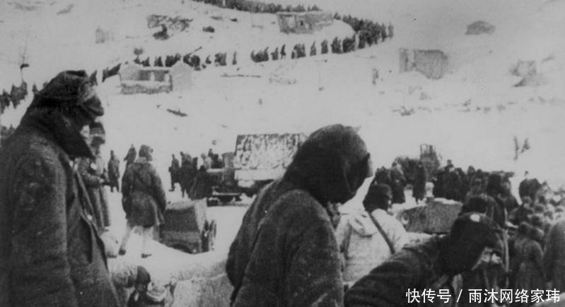 战俘|苏联妇女好心塞给德军战俘日用品，战俘累晕倒在地，当场就被打死
