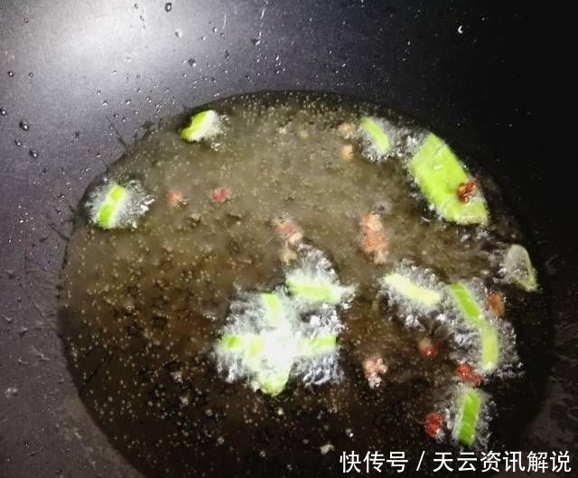  饺子|韭菜猪肉饺蘑菇，又咸又好吃，香又不腻，一口都吃不完