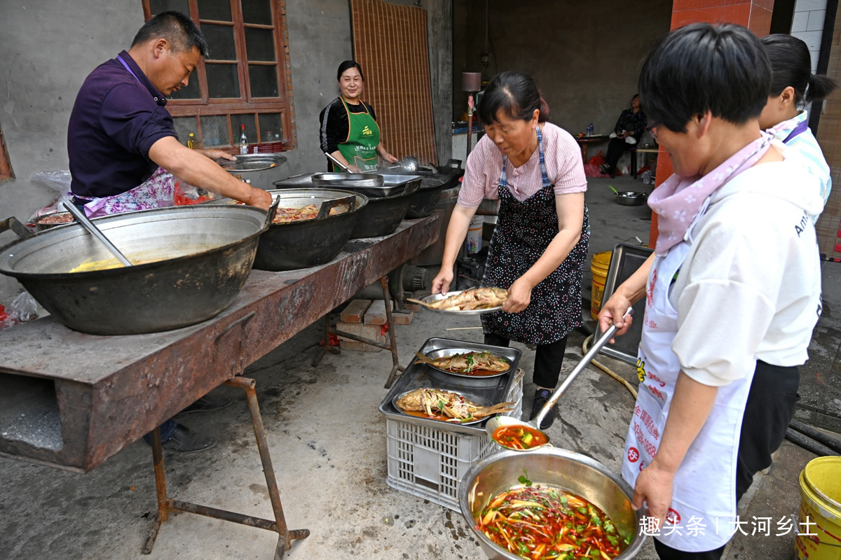 土菜|农家婚宴400元一桌，鸡鸭鱼肉都有，最受欢迎的竟是这道土菜