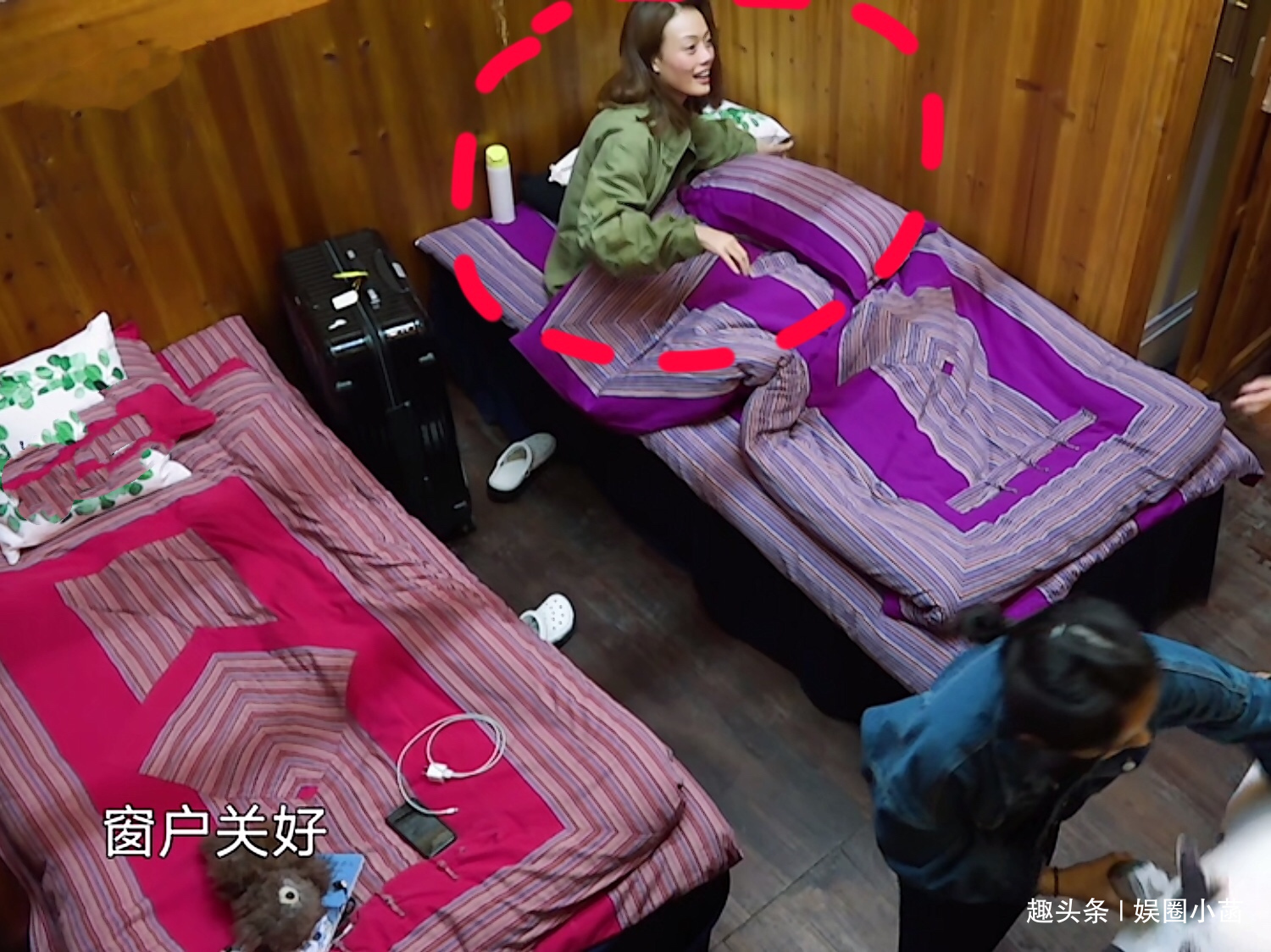 女生|节目组剪辑好粗心!黄磊深夜进女生房间,女嘉宾险走光连忙盖被子