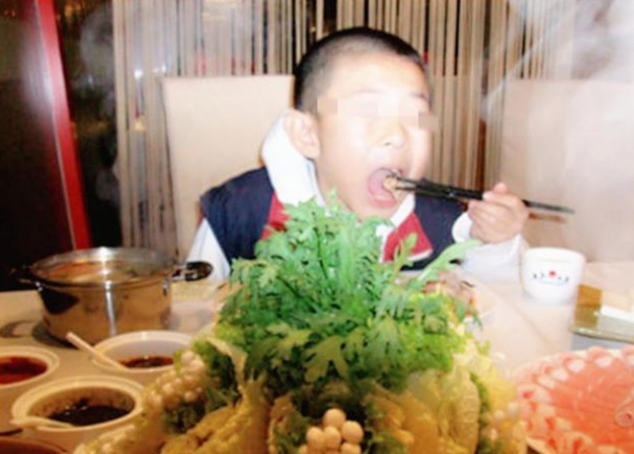 邻桌|熊孩子朝邻桌火锅“吐口水”,宝妈护短被怼,路人:干得漂亮