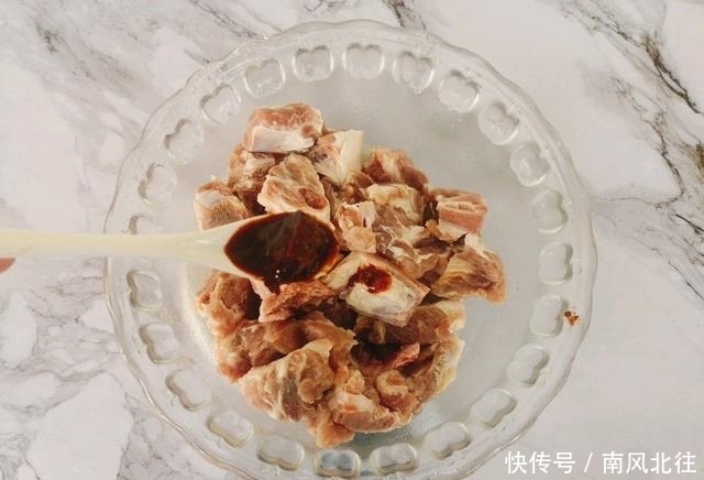饺子都|蒸排骨的时候加上一块腐乳,蒸好的排骨颜色明亮,色泽诱人