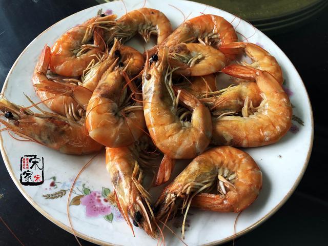 爷爷|爷爷生日,菜刚端上桌嫂子坐下就吃,姑姑停!老人还没动筷子