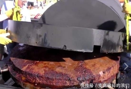 制作|实拍 德国“巨型”汉堡的制作现场,肉片20公分厚,谁吃完送别墅