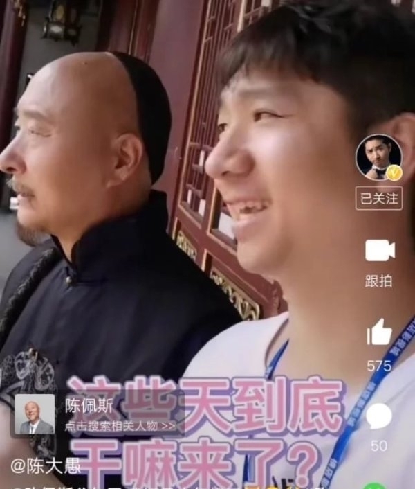 卷纸|陈佩斯父子吃饭如此接地气?盘子都不用,手边那卷纸太有生活了!