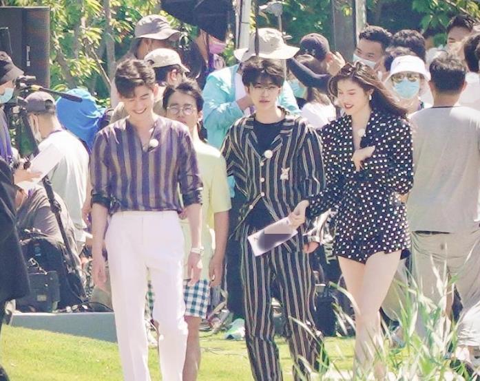 全程|蔡徐坤录制跑男时,全程只拉着一个女生,看清是谁后粉丝彻底酸了