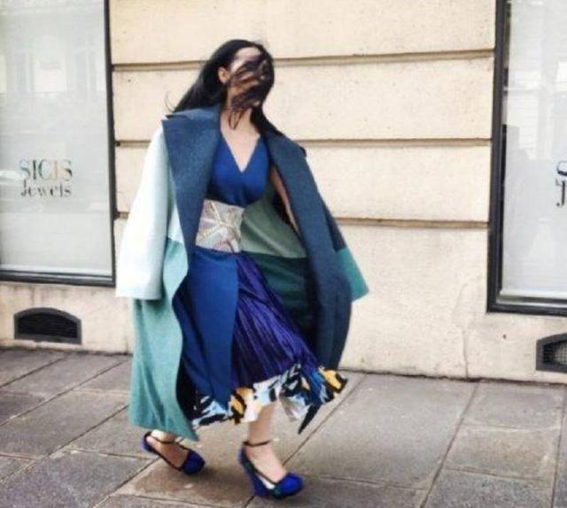 恨天高|柳岩红毯上摔倒需两人搀扶才站起来,“虎背熊腰”疑似发福严重