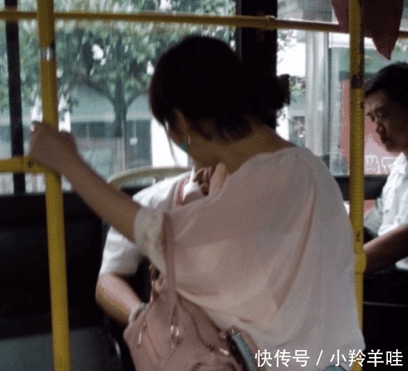妙龄女子|妙龄女子坐公交,车上乘客尴尬躲开,大爷怒斥“丢爹妈的脸”!