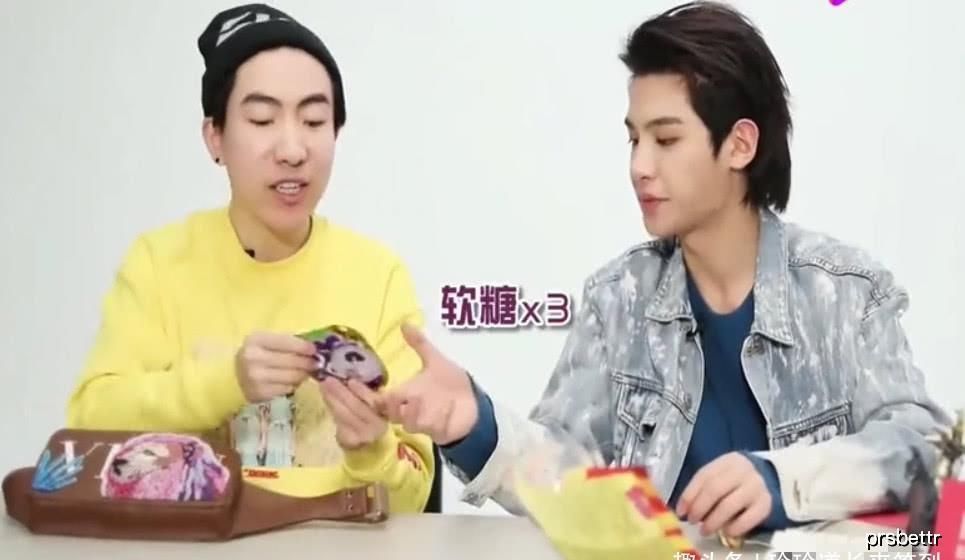 黄明昊|明昊的包里只有一种零食,是未成年人爱吃的,买得起的明星同款