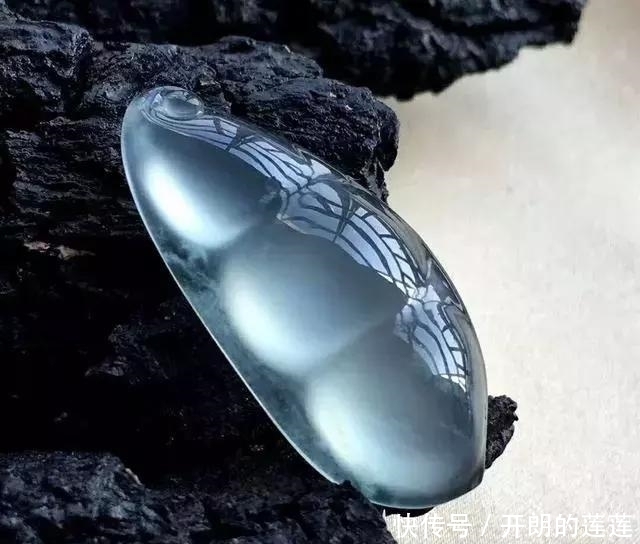 老大爷|老大爷嫌自己佩戴的翡翠水头不太好，用水一泡后，一看吓了一跳！