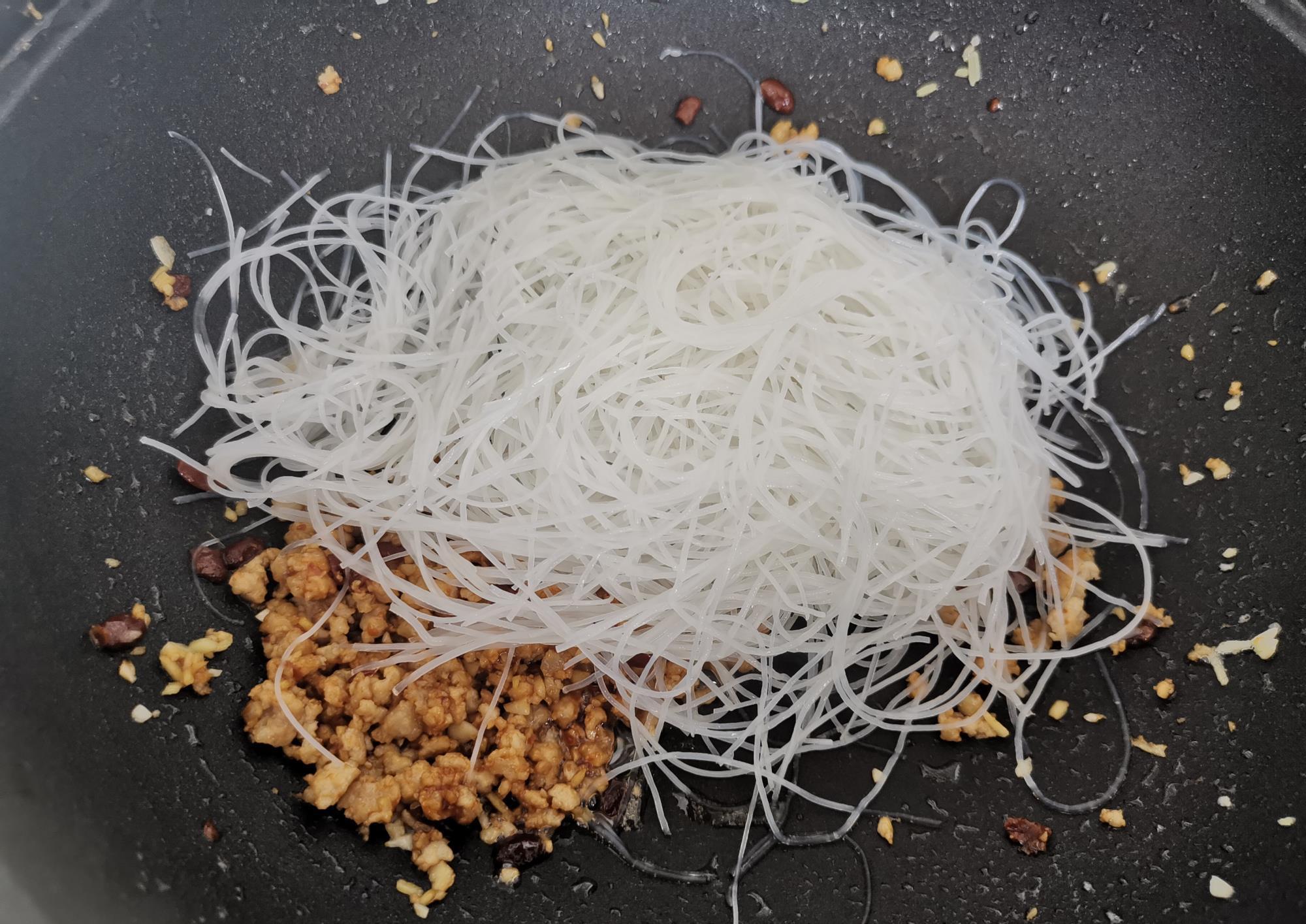  下饭|特别下饭的肉末粉丝，做法简单成本低，做它米饭要多煮