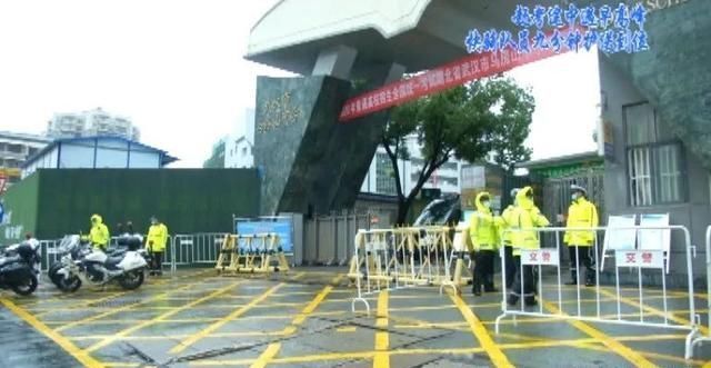  高峰|赶考途中遇早高峰 汉警快骑队员九分钟护送到位