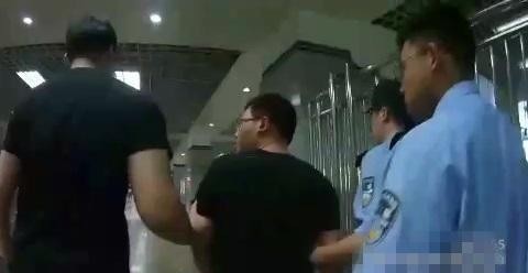 咸猪|为了抓住地铁里的“咸猪手”，“猎狼”民警在行动！