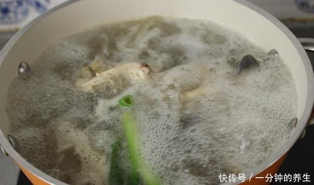 香辣|川味名菜红油钵钵鸡，像吃串串一样，成品红润香辣入味，吃上瘾