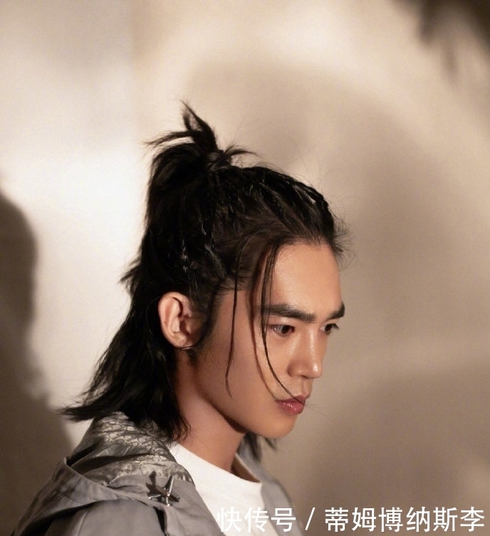  品牌|于适着灰色飞行员夹克潇洒帅气出席某品牌精品店开幕酒会