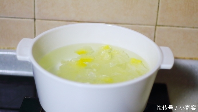 用清水|好喝看得见的紫薯银耳百合汤,清热又润肺,适合经常炖给家人喝!