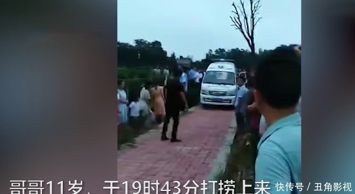  站立|2岁女童不慎落水 11岁哥哥下水施救 双双溺亡 家人痛哭无法站立