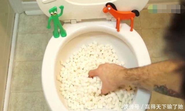 马桶|男子将两包棉花糖全部倒进马桶内,按下冲水键出现这样一幕