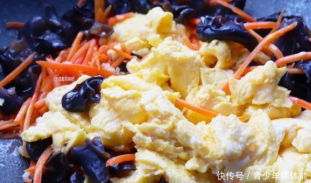 加点|炒鸡蛋时,直接下锅就错了,加点它一起炒,鸡蛋鲜嫩无腥味